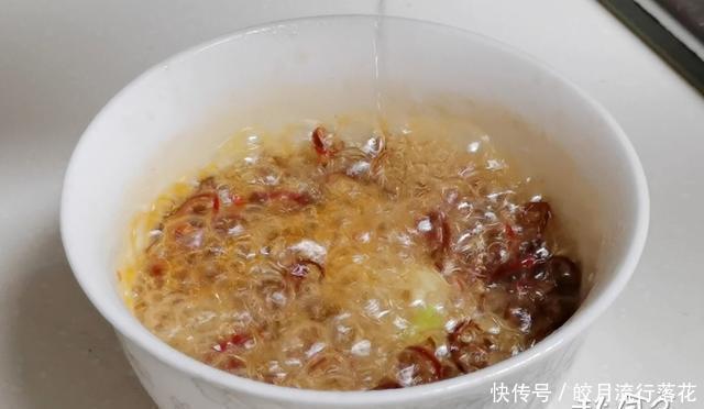 煮出|煮面条最忌水开下锅,面馆老板教我煮面小技巧,煮出的面劲道爽滑