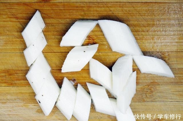 白色|煮鱼汤时,最忌直接加水炖,多加这一步,鱼汤奶白色特别鲜