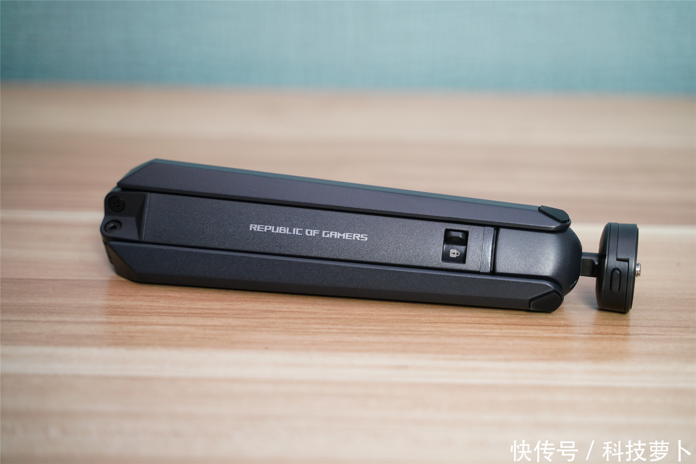  全球|全球首款240Hz+3ms电竞便携显示器，ROG XG17AHP评测