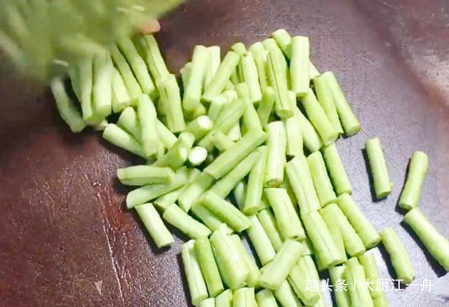 清炒豆角|炒豆角时,先放油就错了!大厨教你这样做,豆角翠绿鲜香更入味