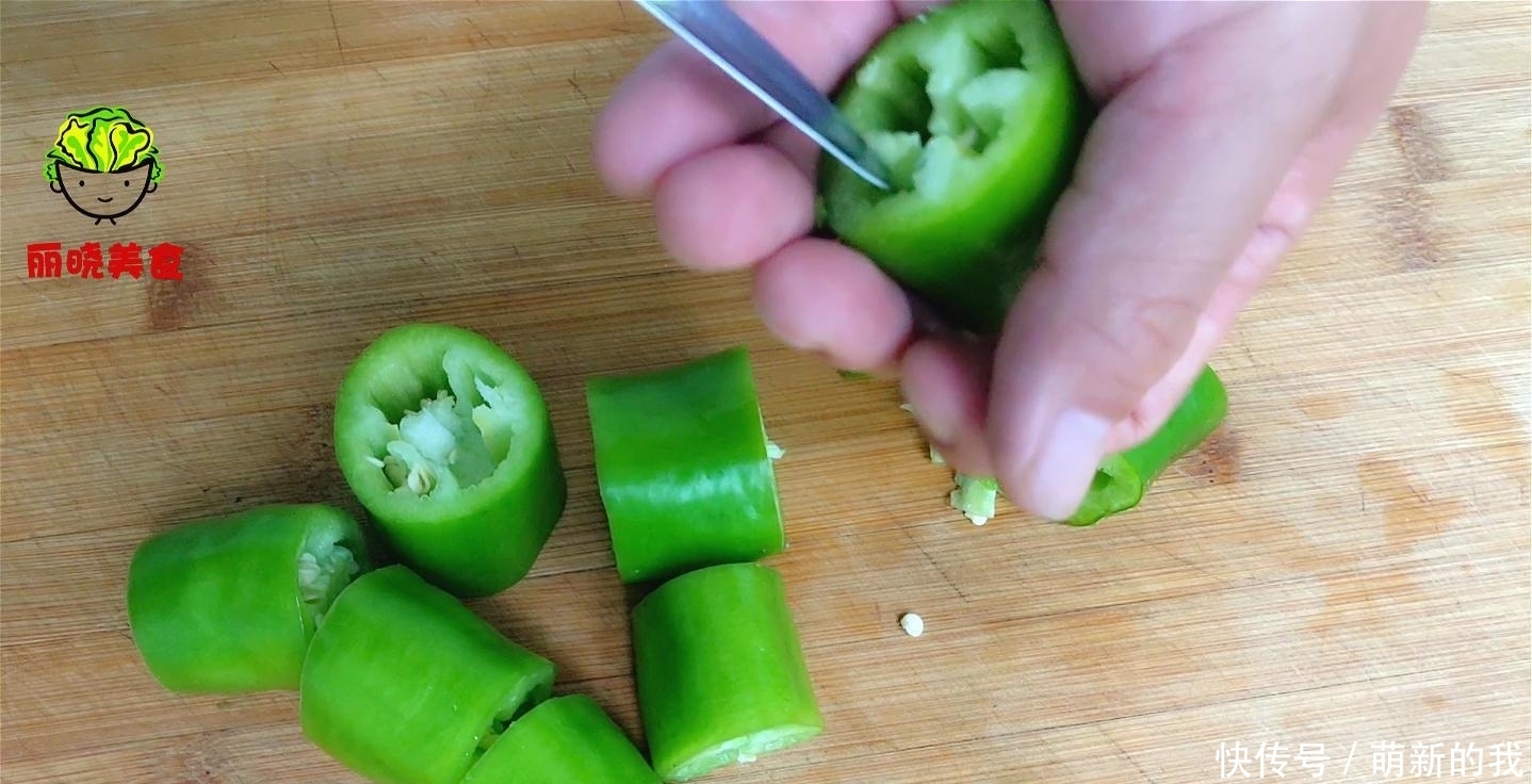 做法|青椒别再炒着吃了,教你好吃做法,不炒也不炸,出锅真的太香了