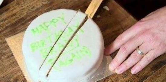 吃蛋糕|蛋糕切三角吃太浪费了,换个“新切法”,每次吃都跟新鲜的一样