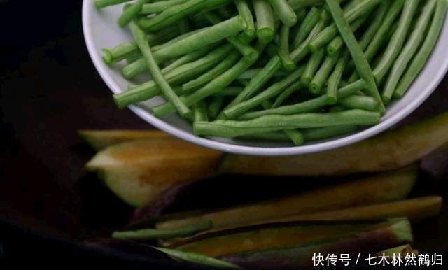 烧茄子|老家常见下饭菜,长豆角烧茄子,软烂鲜香,又得多吃两碗饭