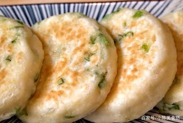 刷上一层|烙葱花饼时,不要只加葱花,多加一种食材,饼香软好吃有嚼劲