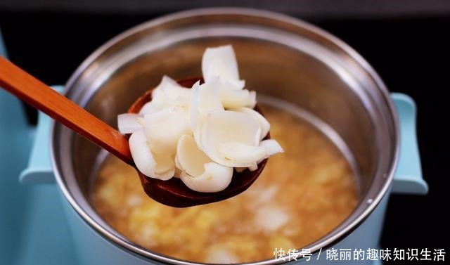 百合草莓酒|这种汤羹没有奶茶贵，却比饮料奶茶好，5元煮一锅，解秋燥还养颜