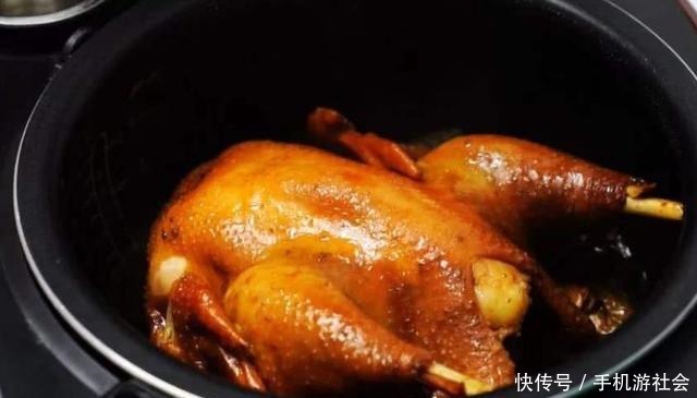 电饭锅|整只鸡放电饭锅里焖,不加水不放油,出锅比烤鸡还香,太诱人了