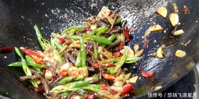 分享|分享一道干锅茶树菇的家常做法,越吃越香有嚼劲,配米饭吃很过瘾