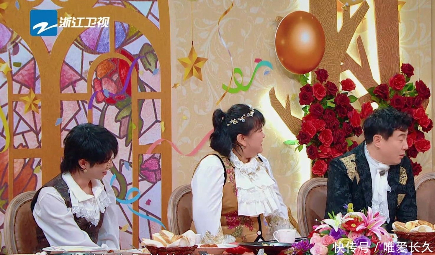 华晨|关晓彤节目现场脱鞋,当她和173华晨宇同框时,看到差距不敢相信