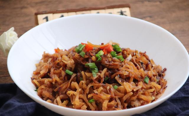 开裂|冬天干燥嘴唇容易开裂出血,常吃这蔬菜可有效缓解,好吃还不贵!