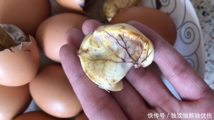 气愤|女子早餐店剥开一个坏鸡蛋,气愤不已时,老板却让她品尝一口