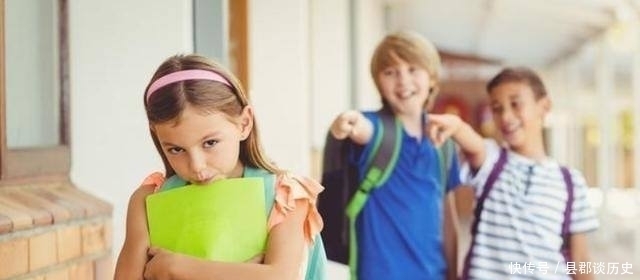 别人|“起开，没看我是老人吗”，80岁大爷逼孩子让座，妈妈做法太赞了