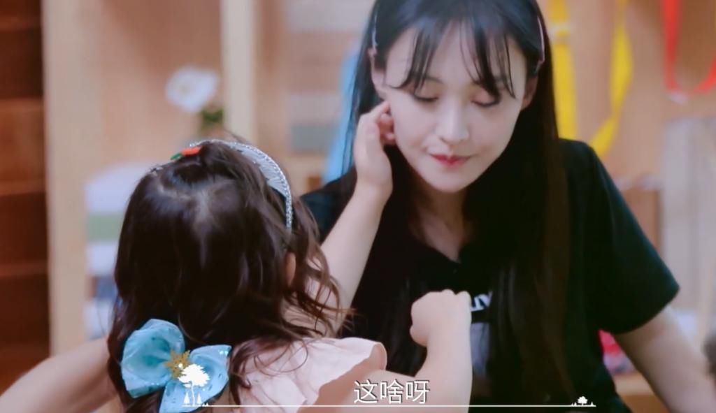 小女孩|小女孩伸手撕郑爽痘痘贴,谁注意她的下意识反应真实性格装不出来