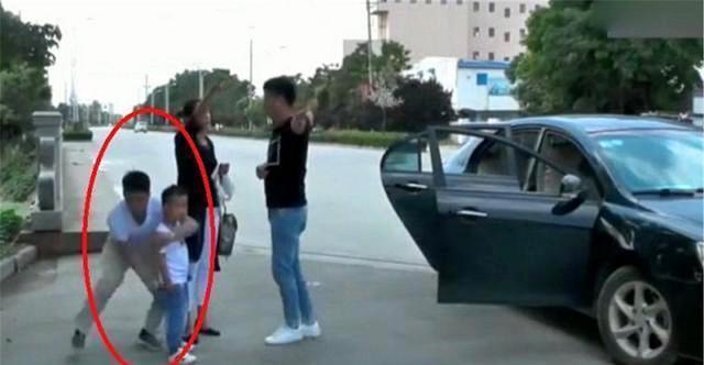  妈妈|人贩当众抢娃，还反咬宝妈才是人贩子，妈妈机智反转让众人叫好
