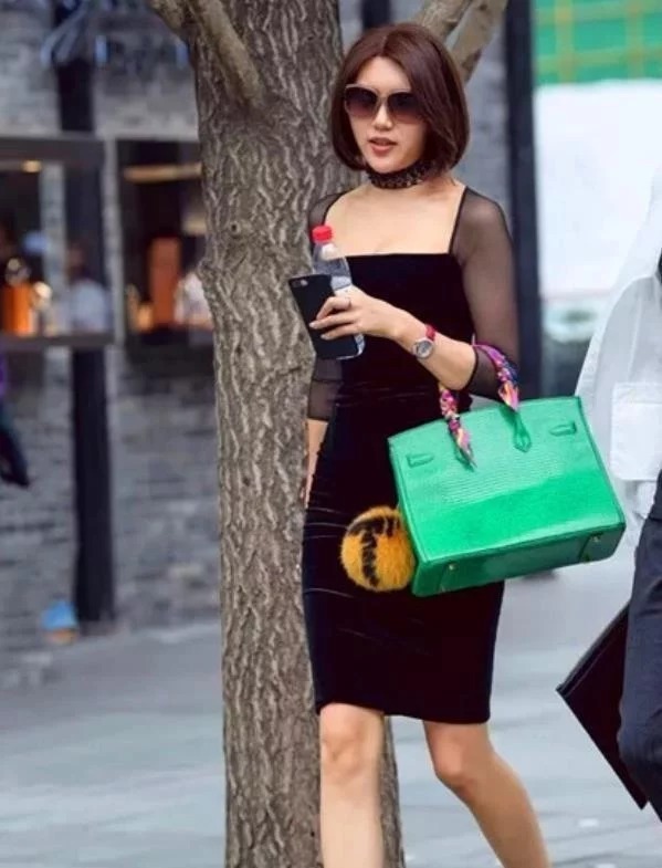  时尚|街拍：面带微笑的美女，长裤搭配休闲开衫，让你轻松展示魅力身姿