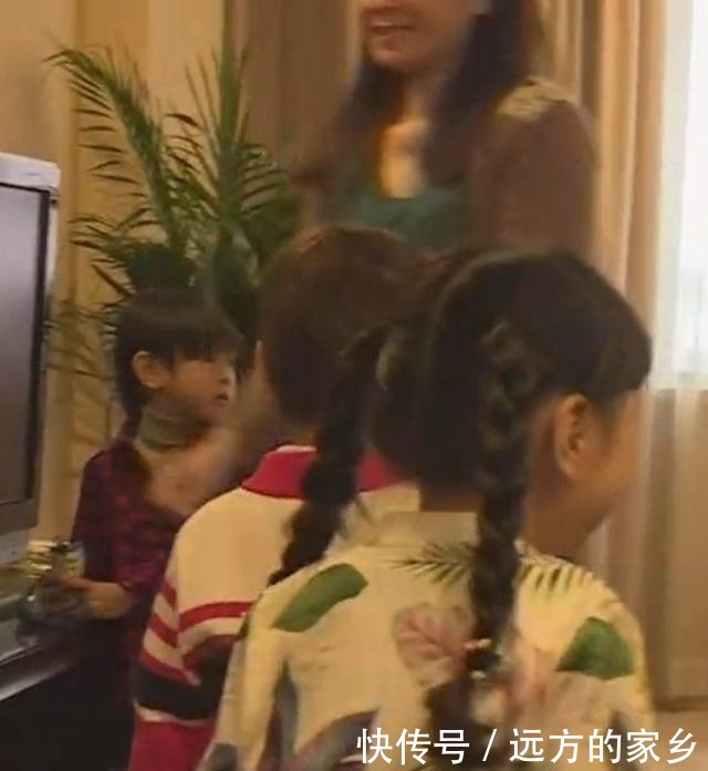  曝光|嗯哼、小山竹去找泡芙，无意间闯入吴尊房间，吴尊老婆正脸曝光