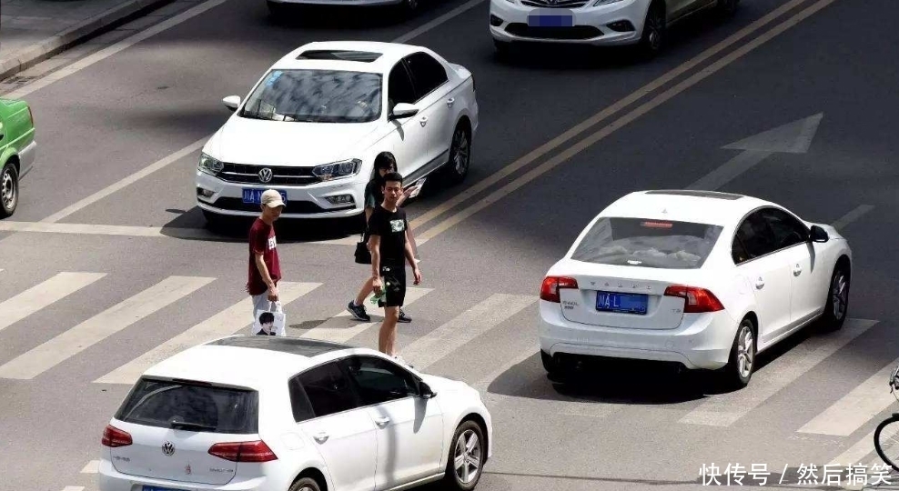 做法|司机停车礼让，遭3名女子戏耍扣三分，交警做法获老百姓支持