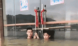  GIF|搞笑GIF：你这脚有毒吧！