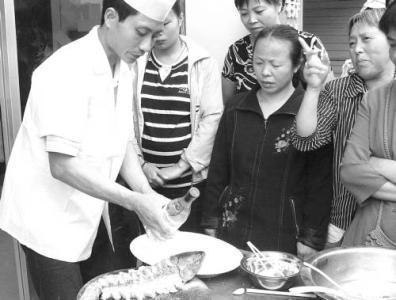 小气|老板请员工吃饭,只有一道菜大家都嫌小气,端上来桌后全场沸腾