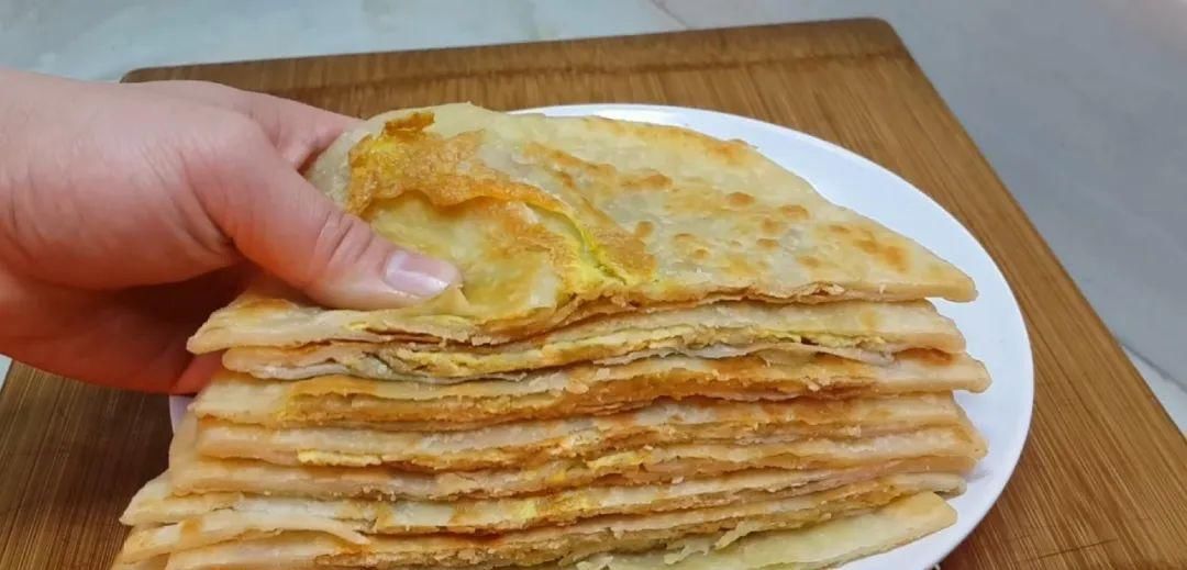 懒人|鸡蛋饼这样做太香了,教你懒人做法,鼓泡零失败,吃过就念念不忘!