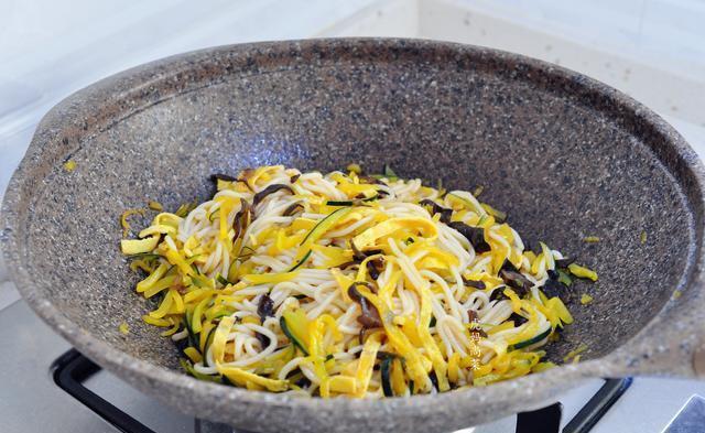 清甜|三伏天不吃这菜,到秋天就老了,炒米粉脆嫩又清甜,皮都不用去