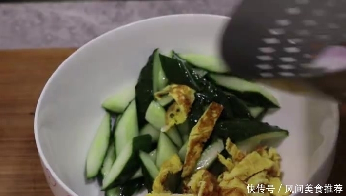  入一点|洋葱炒鸡蛋加一根黄瓜就能变成更美味的食物，大厨教你如何制作！