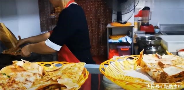 饱嗝|大姐街头卖“中式”小吃,8元一个一斤重,食客吃完直打饱嗝!