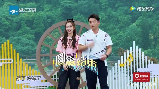  唱歌|《奔跑吧》baby唱歌又跑调，看到郑恺的表情，网友：忍住