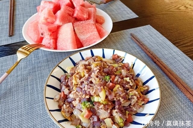 晚餐|今日晚餐绝了！一口饭一口瓜，走红朋友圈，网友：打开新世界