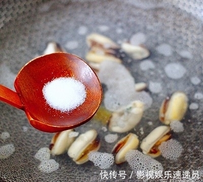传统|#钟于经典传统味#上汤豆皮青口小白菜