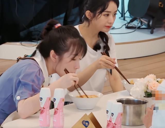一目了然|赵丽颖李浩菲吃面条,看清两人的吃相,女明星和艺人差距一目了然