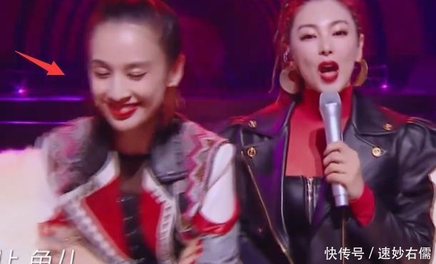 动作|有种强势叫张雨绮,坐黄圣依边上时,看到她动作,真当镜头拍不到