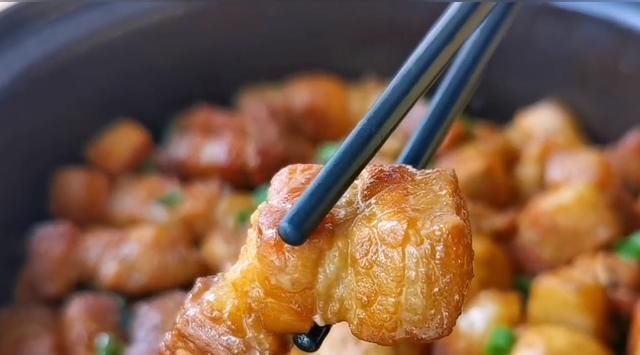  加油|我家五花肉从不红烧，加一块豆腐，不加油不加水，上桌瞬间被扫光