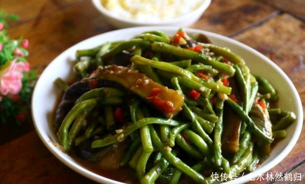 烧茄子|老家常见下饭菜,长豆角烧茄子,软烂鲜香,又得多吃两碗饭