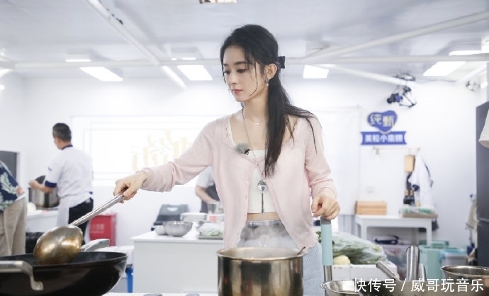 甜美|赵丽颖录制《中餐厅》，穿粉色针织衫少女感十足，甜美又减龄