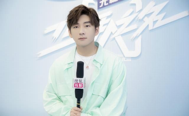 包丑|专访韩宇当导师被郭敬明夸可爱超话里除了我的表情包丑照就是互怼