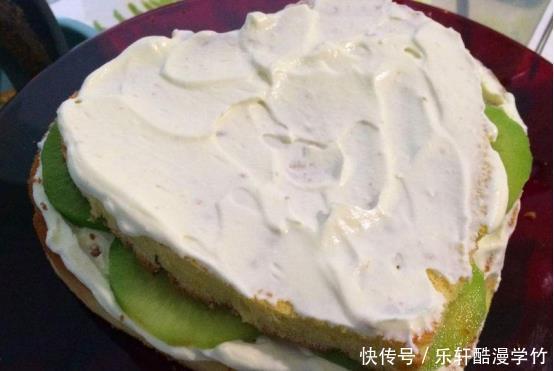 蛋糕|温柔的粉色甜品,蜜桃乌龙奶油蛋糕,可口浓郁入口醇香