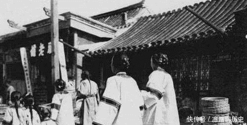 逛街|清朝老照片：图一是老百姓们在看飞仙，图二是一对闺蜜手牵着手在逛街
