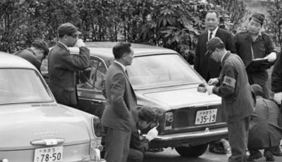  拍摄|男子冒充警察众目睽睽开走运钞车，抢走3亿元现金，至今未被抓获