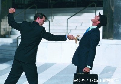 职场|职场中被人“背后捅刀”,如何及时止血和反击,成功自救