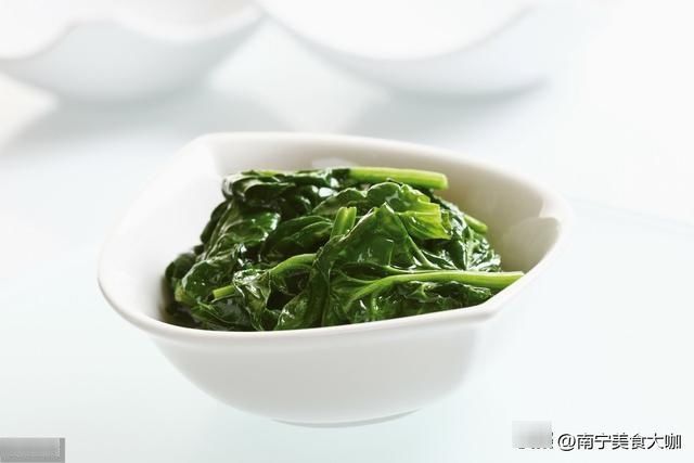 油腻|新鲜的菠菜需要新做法,不炒不白灼,口感清新不油腻