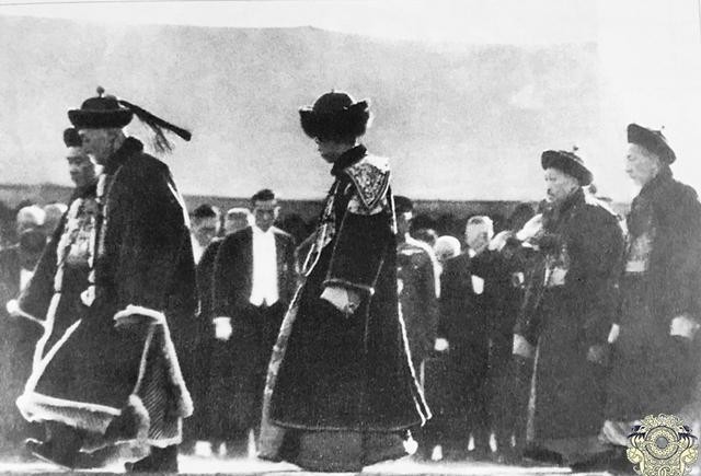 机场|末代皇帝溥仪的传奇一生:图5在机场被逮捕,图9特赦时泪流满面