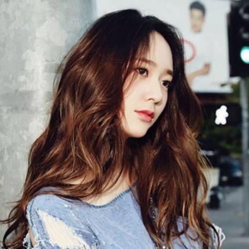 王一博|张艺兴喜欢她5年,王一博不敢和她对视,她到底有多大的魅力