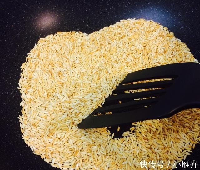 炒米|大妈在海底捞排队吃火锅,快到号时离开了,路人从背包发现问题