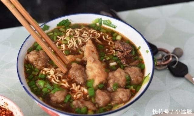 排队|母子卖“豪华泡面”,20元1碗,一天卖600碗,顾客天天排队买!