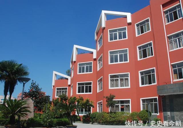 城里|实拍城乡教育的差距:城里学校像欧洲,农村学校像非洲