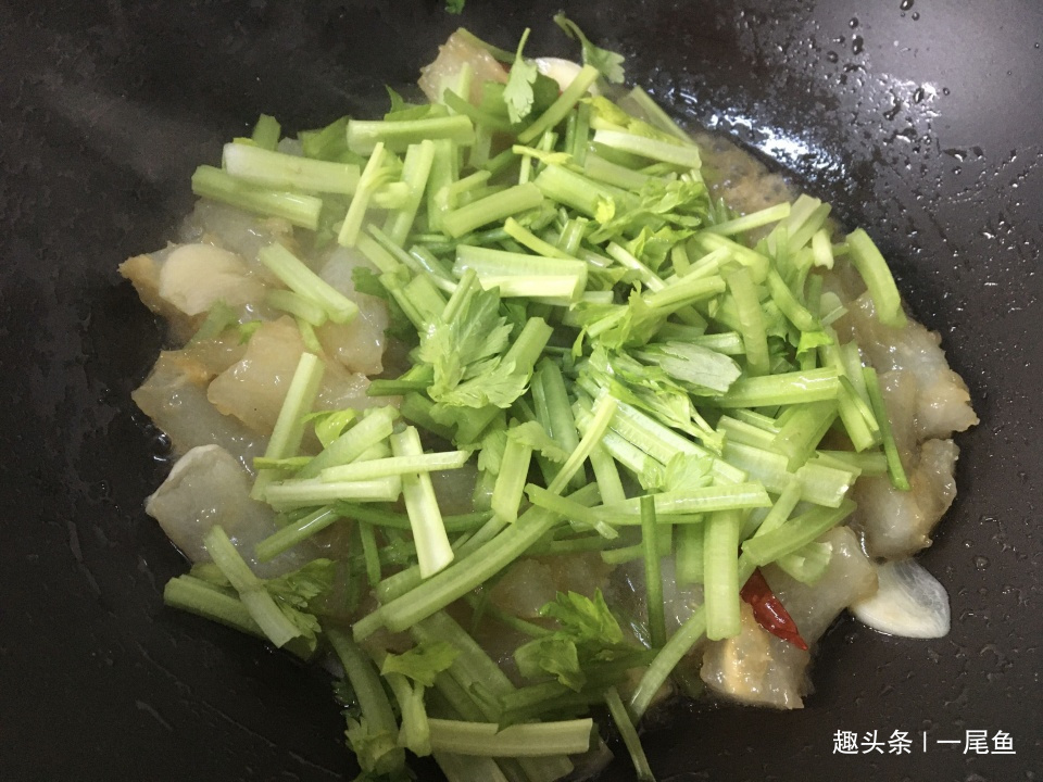 芹菜炒蹄筋|这菜炒一炒五分钟就上桌,胶原蛋白丰富又鲜又滑,老人孩子要常吃