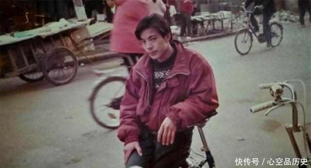 父母|“妈,你当年是被我爸绑架了吗?”网友晒父母老照片,颜值差距大