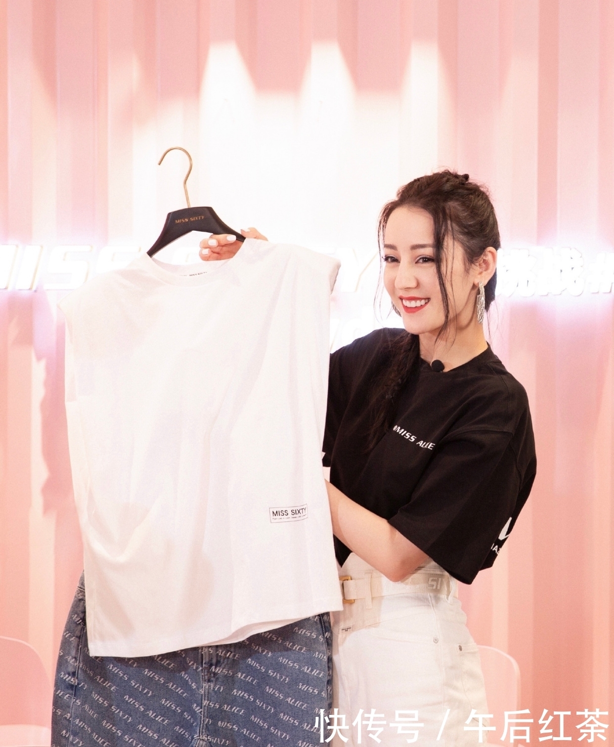 迪丽|迪丽热巴人美又会穿，白色工装配白色热裤，轻松秀出“漫画腿”