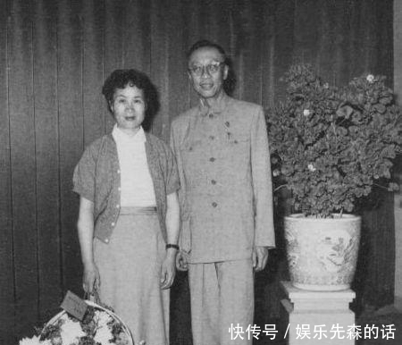 李淑贤和溥仪|溥仪最后一任妻子李淑贤:直言溥仪离不开她,图9抱着溥仪的骨灰