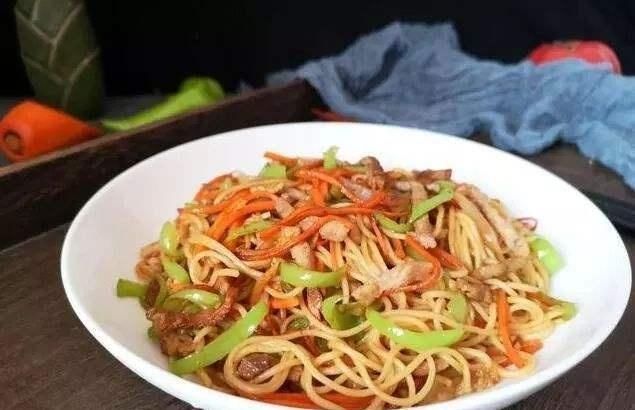  可口|做肉酱面条时，请不要急到锅底再加一步辣酱味道浓郁可口